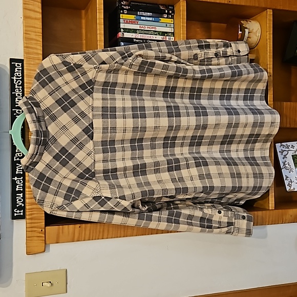 Women's long sleeve fleece plaid. Size xxl. Color is a very light pink with grey - Picture 2 of 4